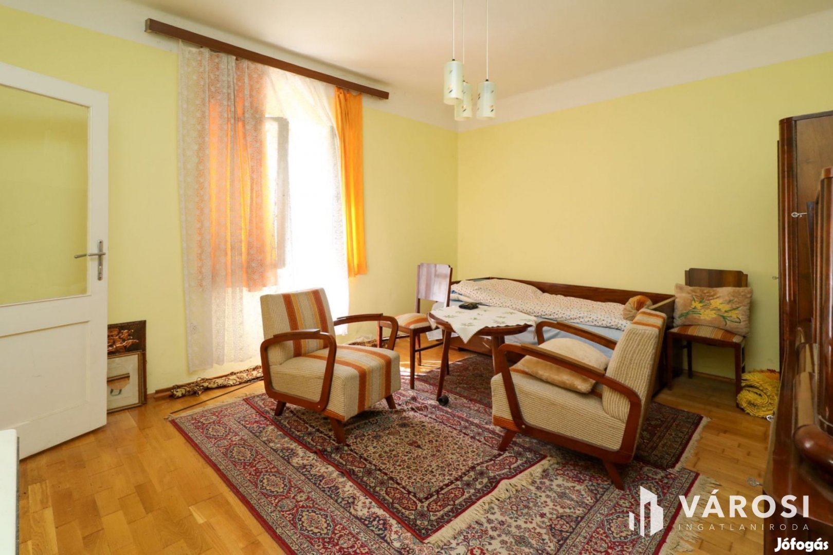 Mezőhegyesen eladó kis ház, jó helyen!