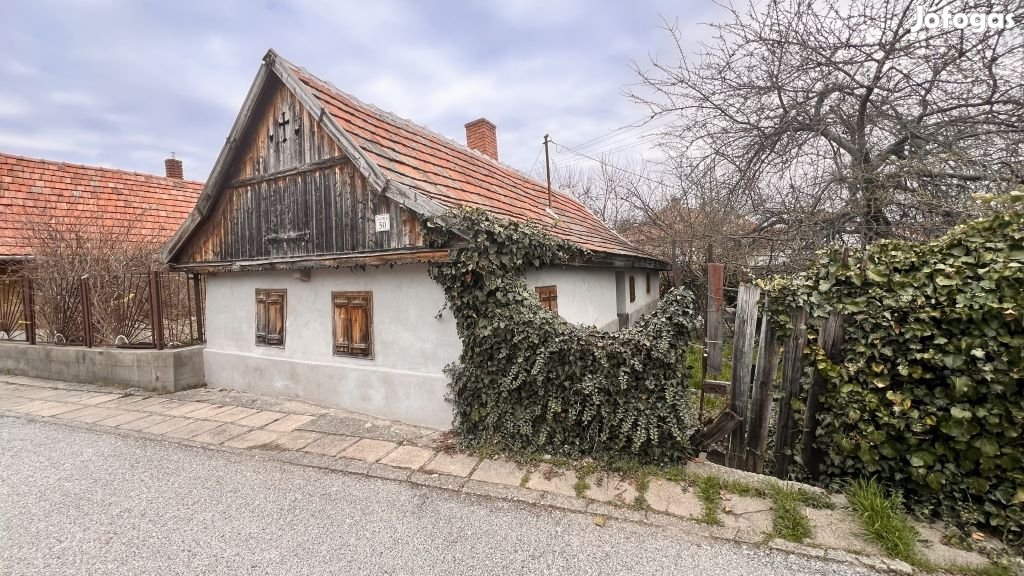 Mezőkövesd, Liliom utca 151m2 saroktelek, házzal Eladó