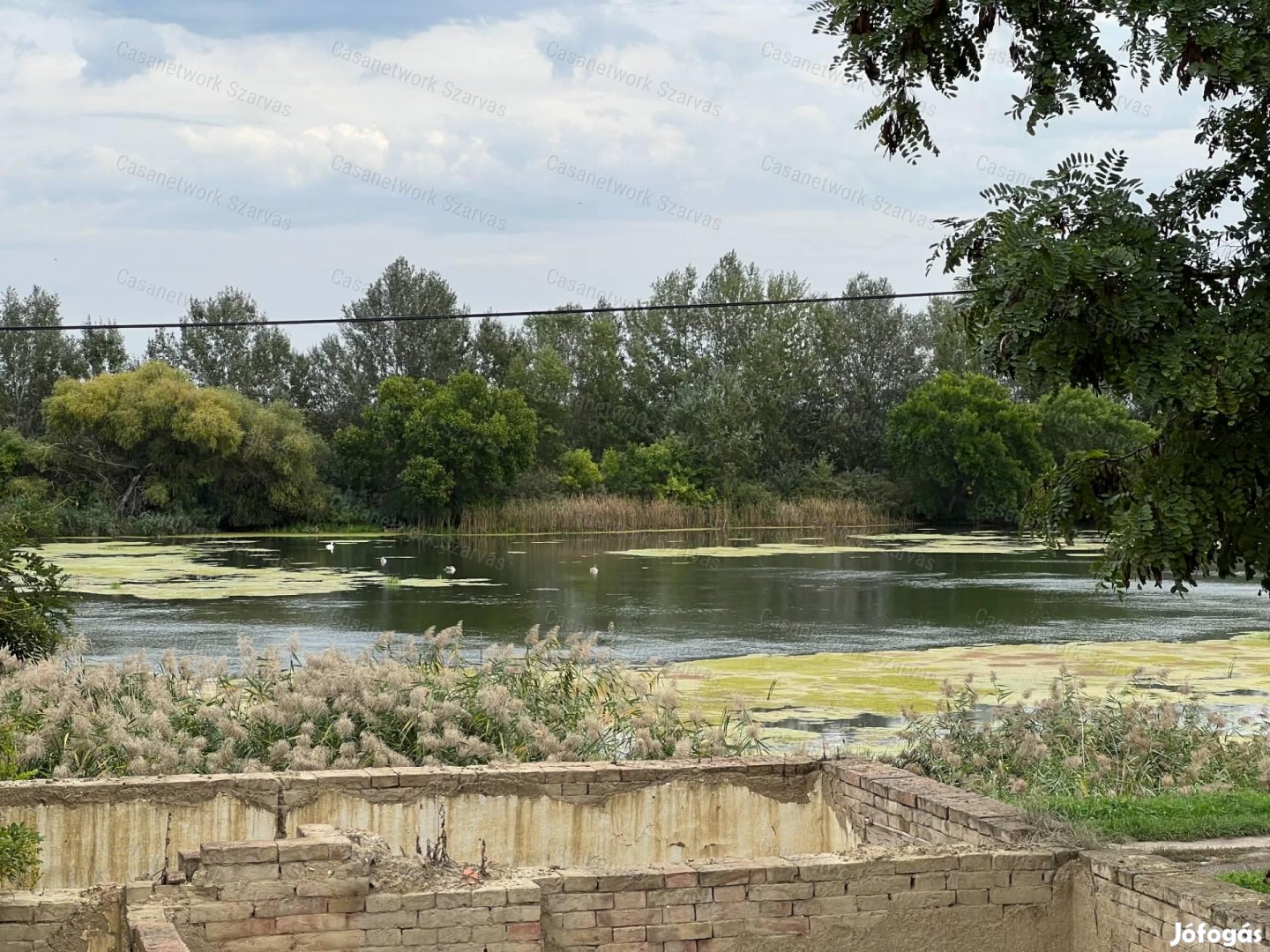 Mezőtúr belvárosához közel, a Berettyó partján építési