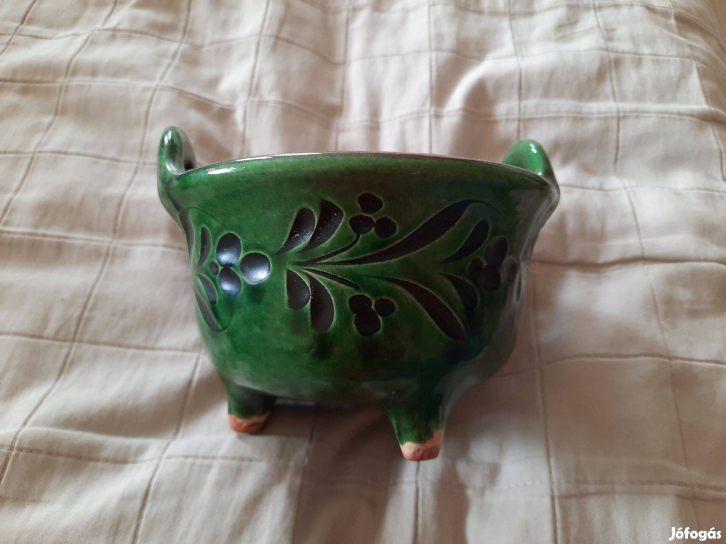 Mezőtúri zöldmázas, díszes mintával, három lábú kerámiakaspó