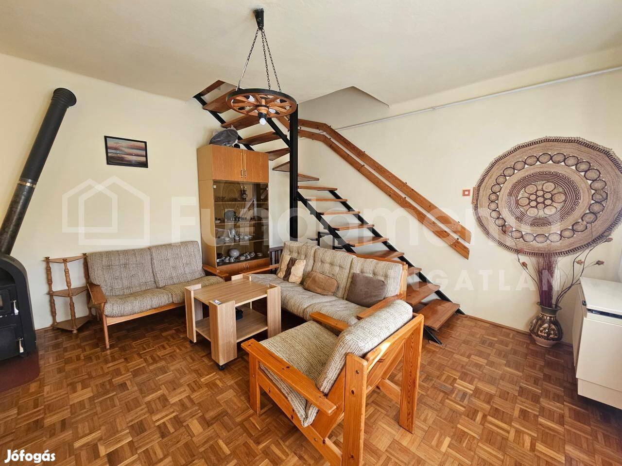 Mezőtúron 112nm-es, háromszintes, sorház jellegű lakás eladó