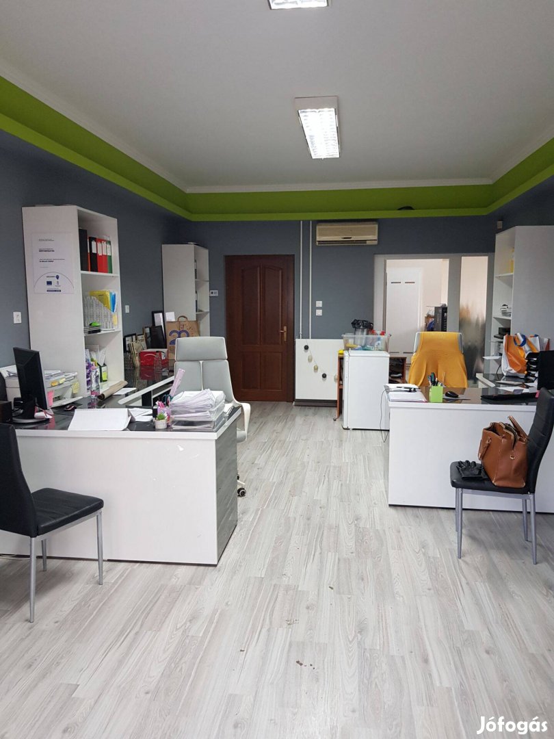 Mezőtúron kiváló infrastruktúrával üzlethelyiség kiadó