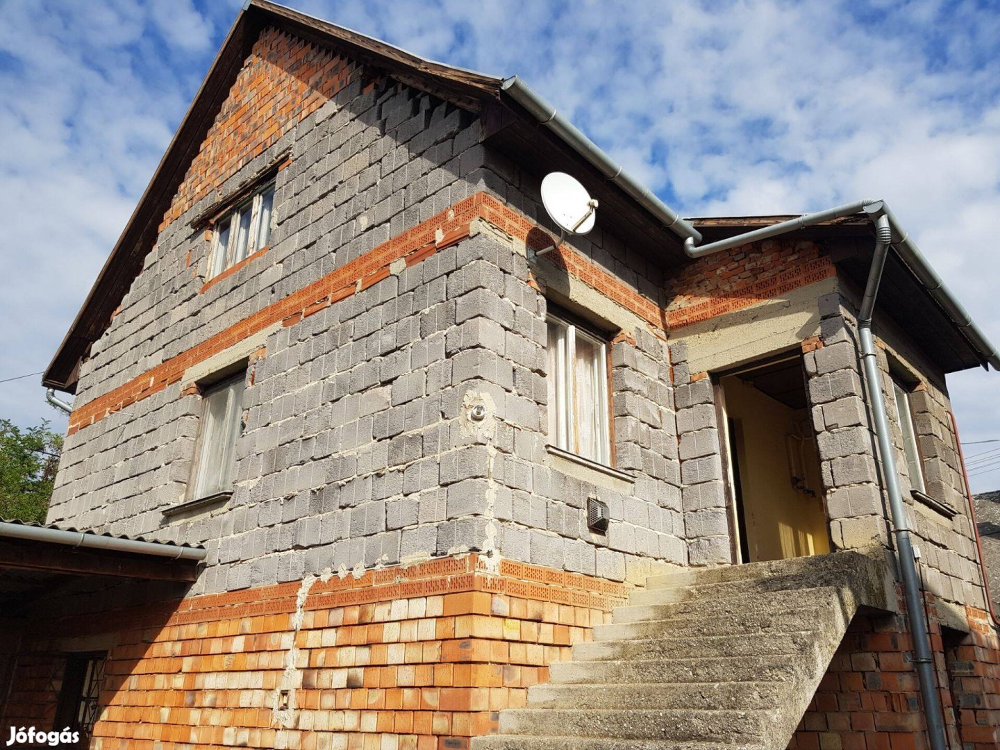 Mezőtúron száraz pincével családi ház eladó