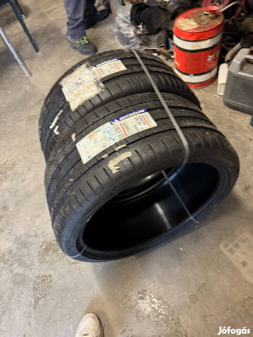 Michelin Pilot Super Sport 285/30 ZR20