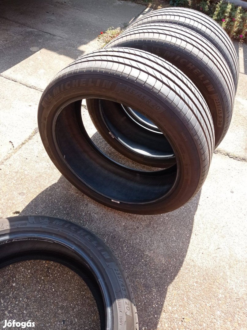Michelin nyári gumi 235/45 R20