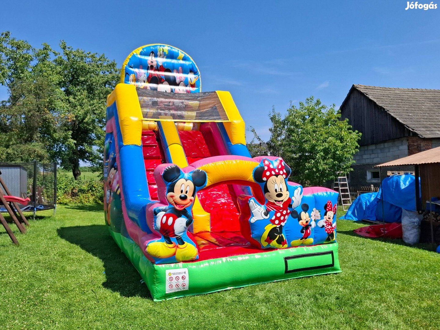 Mickey egér ugrálóvár oklevéllel és fúvóval