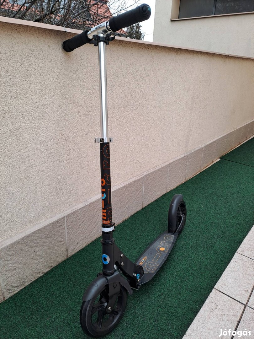 Micro Mobility Black Svájci prémium roller, 200 mm-es