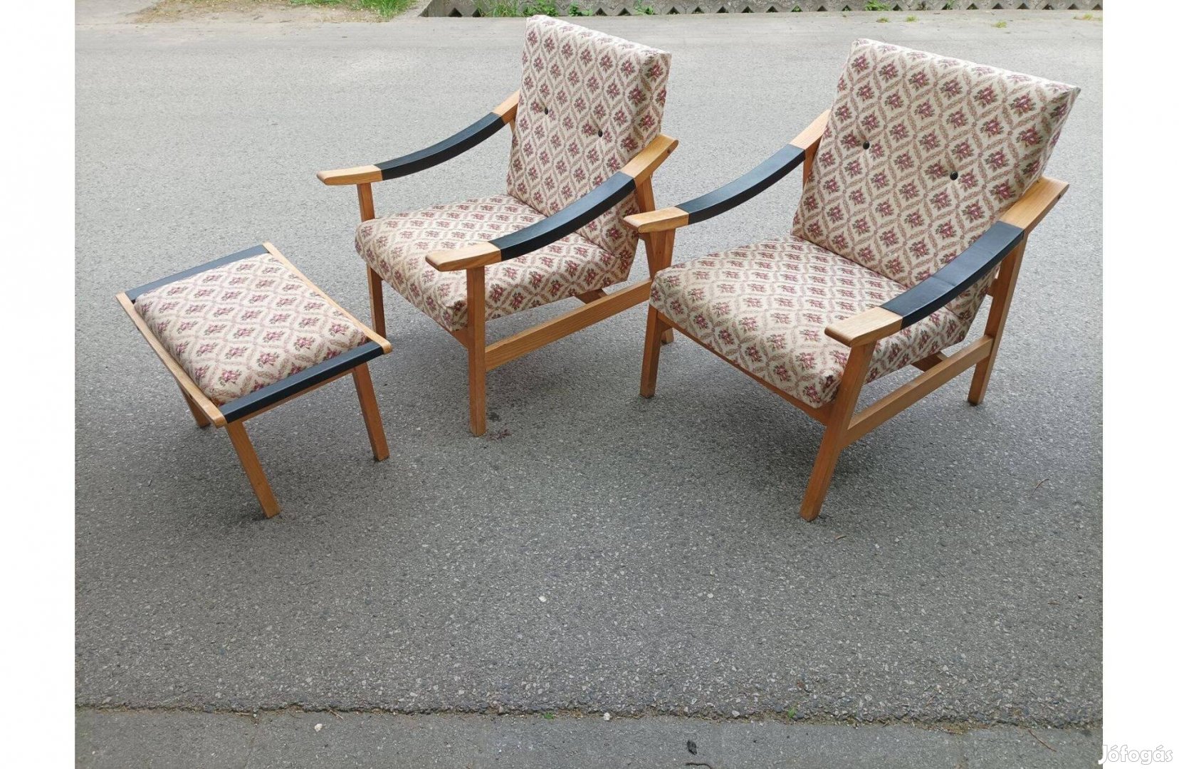Mid century, formatervezett, retró fotel pár és lábtartója