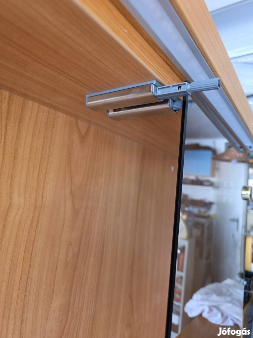 Mid century modern cseresznye üvegajtós szekrény világítással