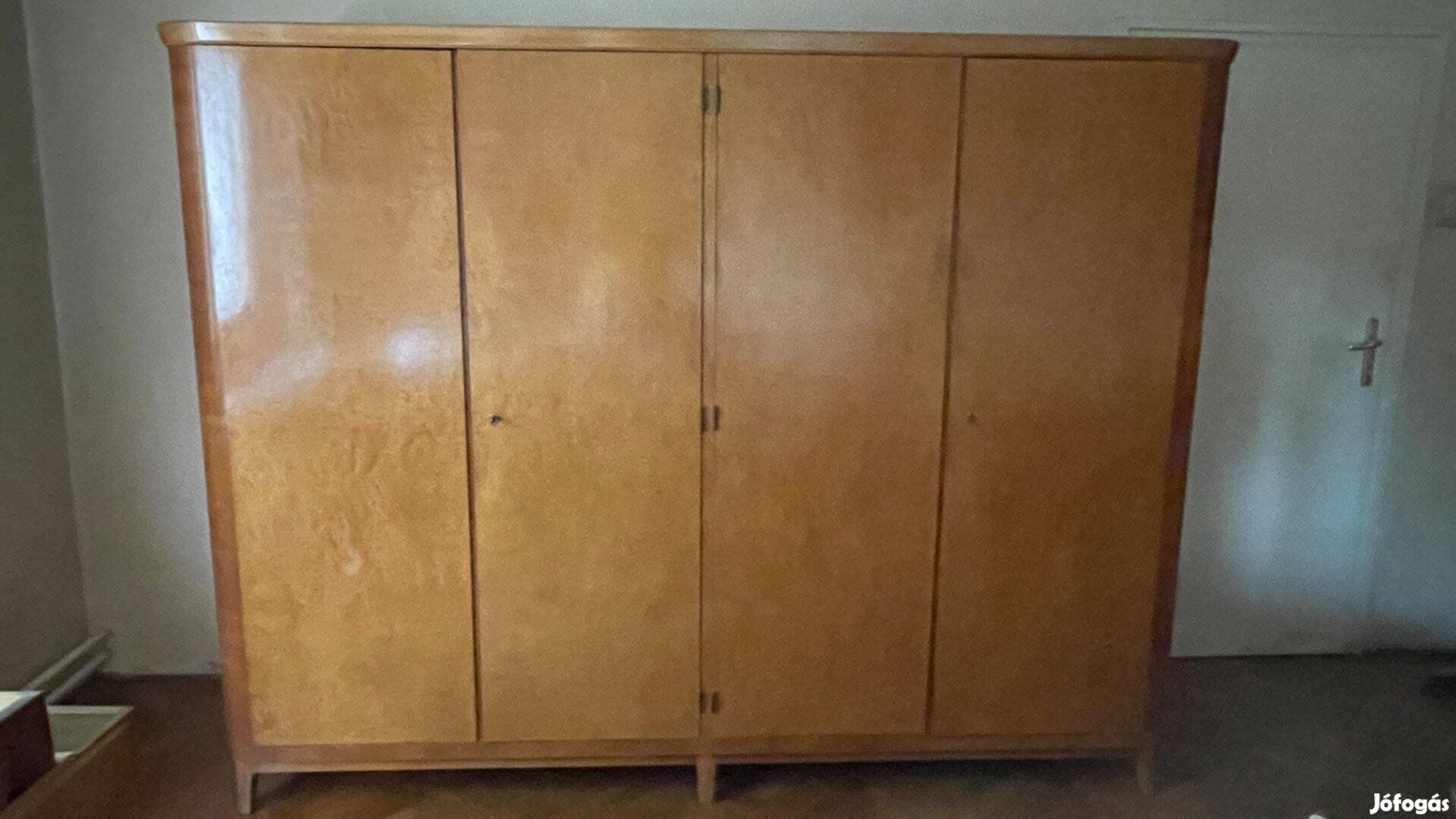 Mid-century ruhásszekrény