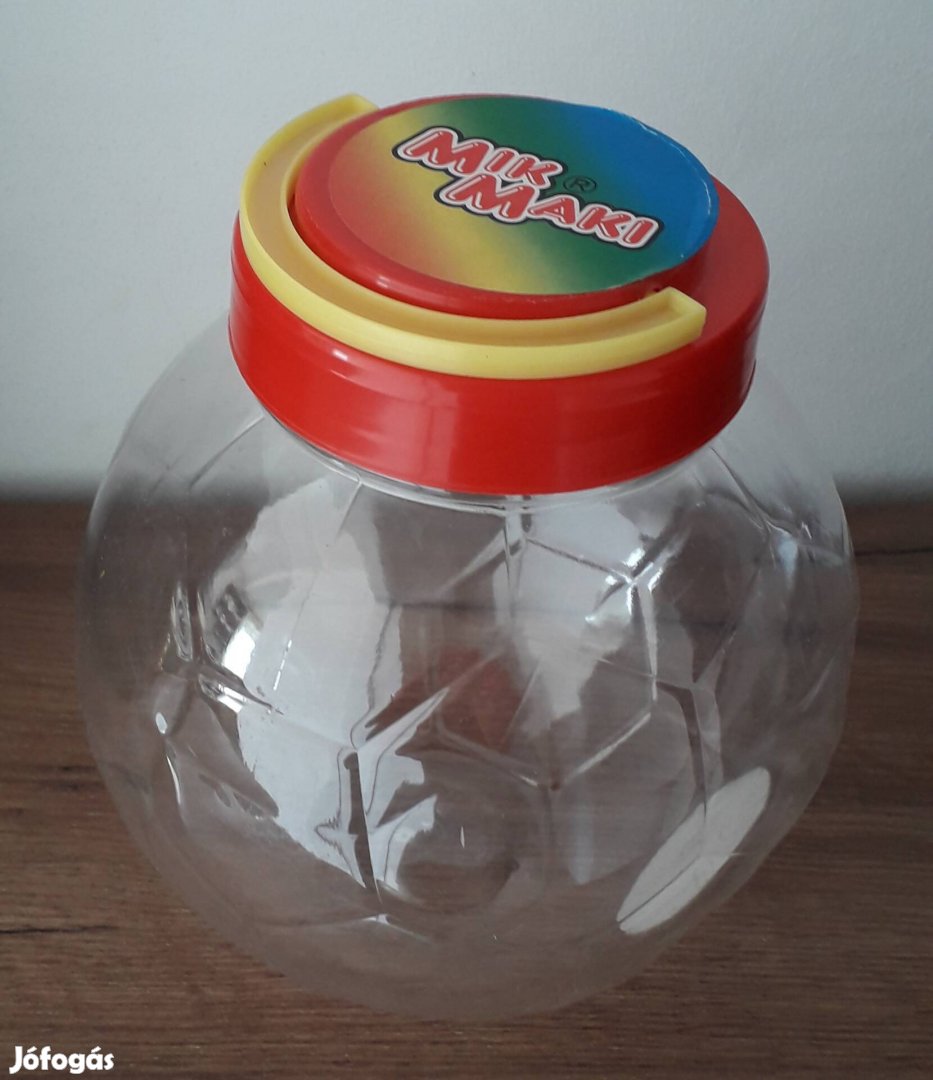 Mik Maki golyó focilabda formájú műanyag doboz csavaros tetővel.