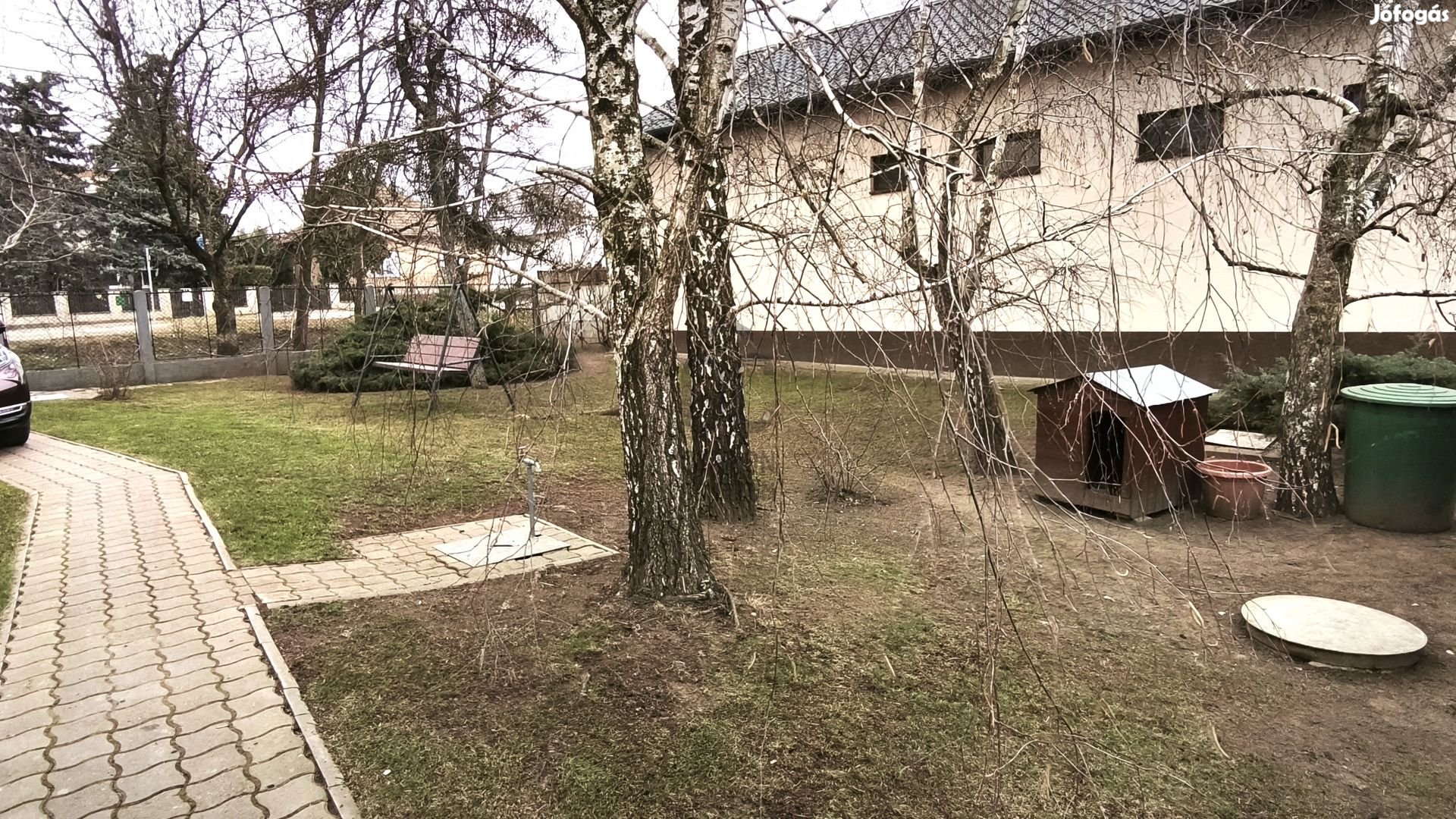 Mikepércs főutcáján, kivülről teljesenfelújított 160 m2 -