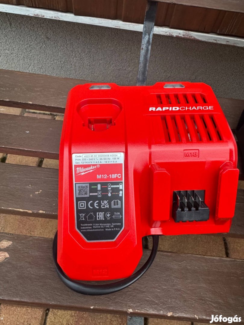 Milwaukee M12-18FC Akkumulátor töltő