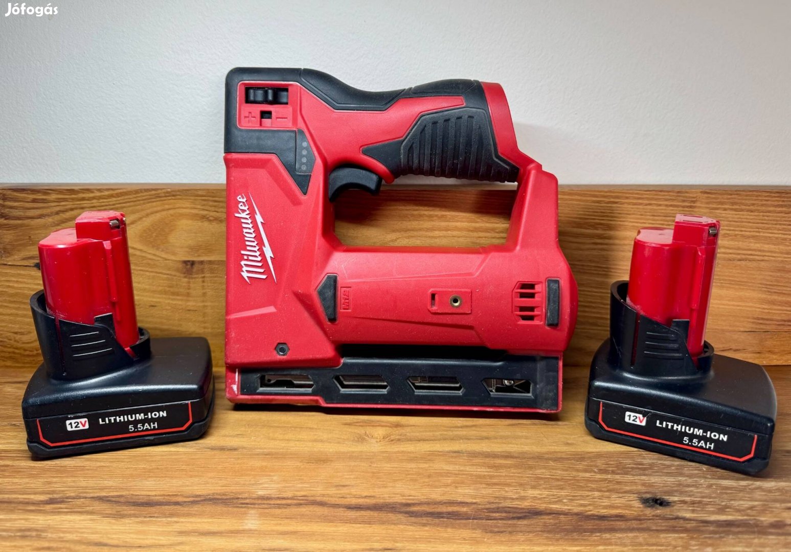 Milwaukee M12 BST tűzőgép + 2x5 Ah akku