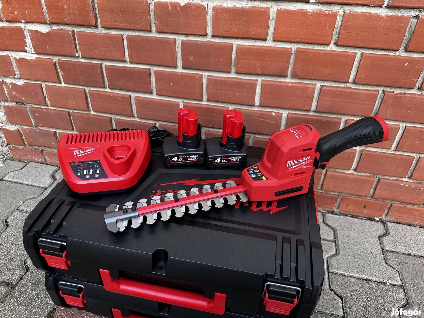 Milwaukee M12 FHT20-402 akkumulátoros sövényvágó szett