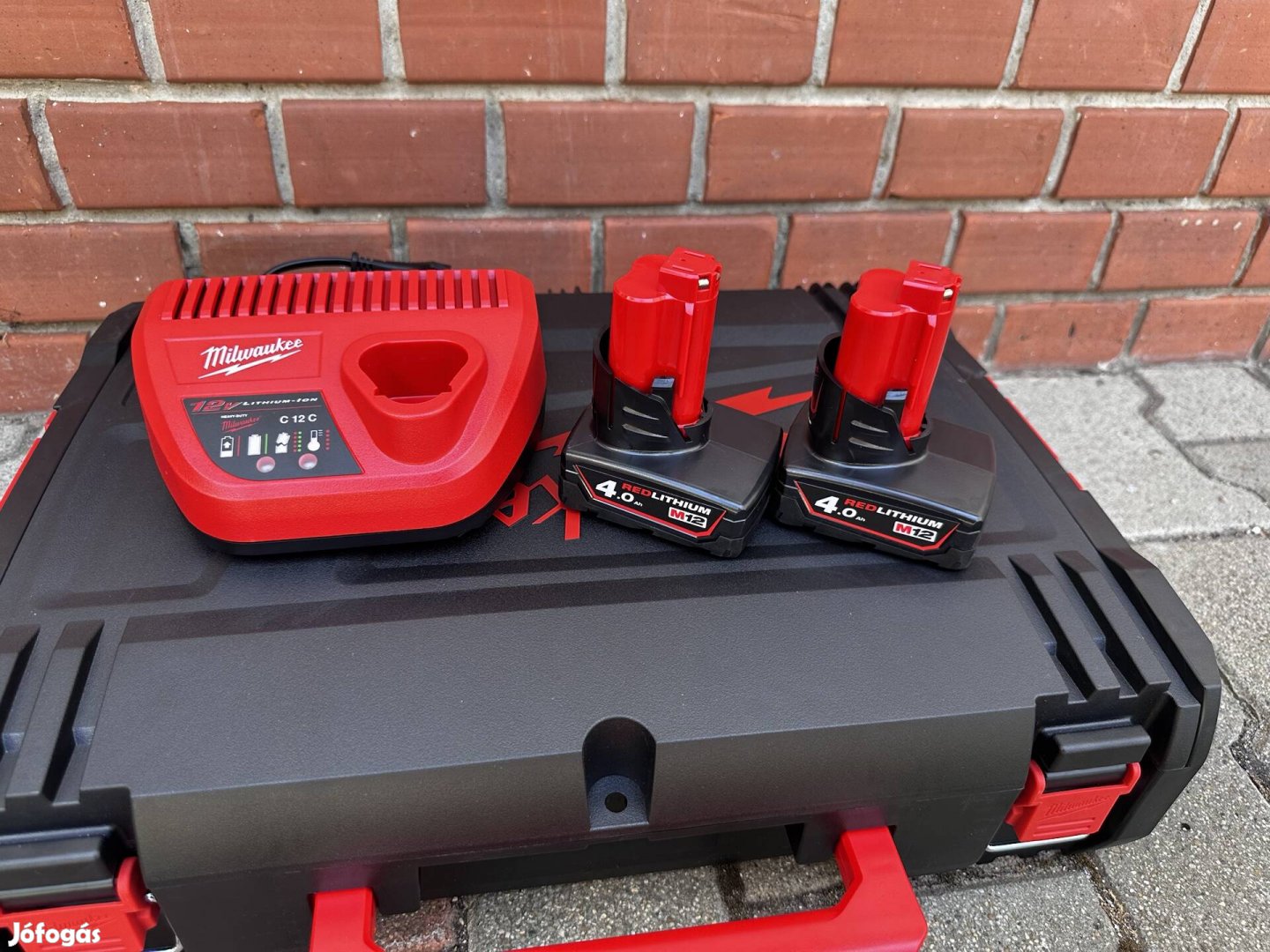 Milwaukee M12 Nrg-402 akkumulátor és töltő szett