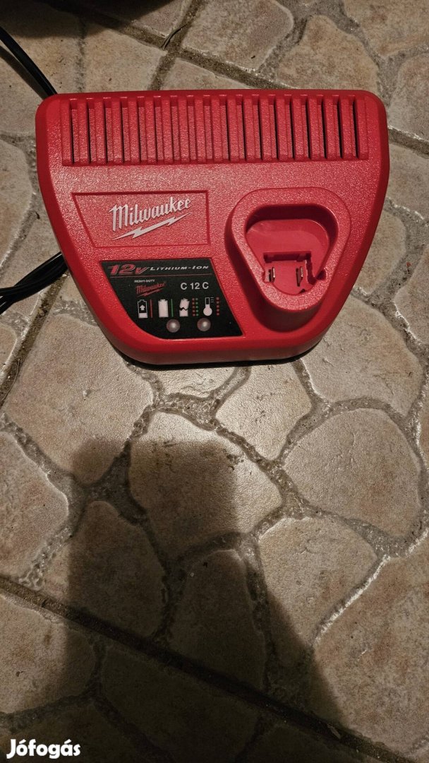 Milwaukee M12 töltő