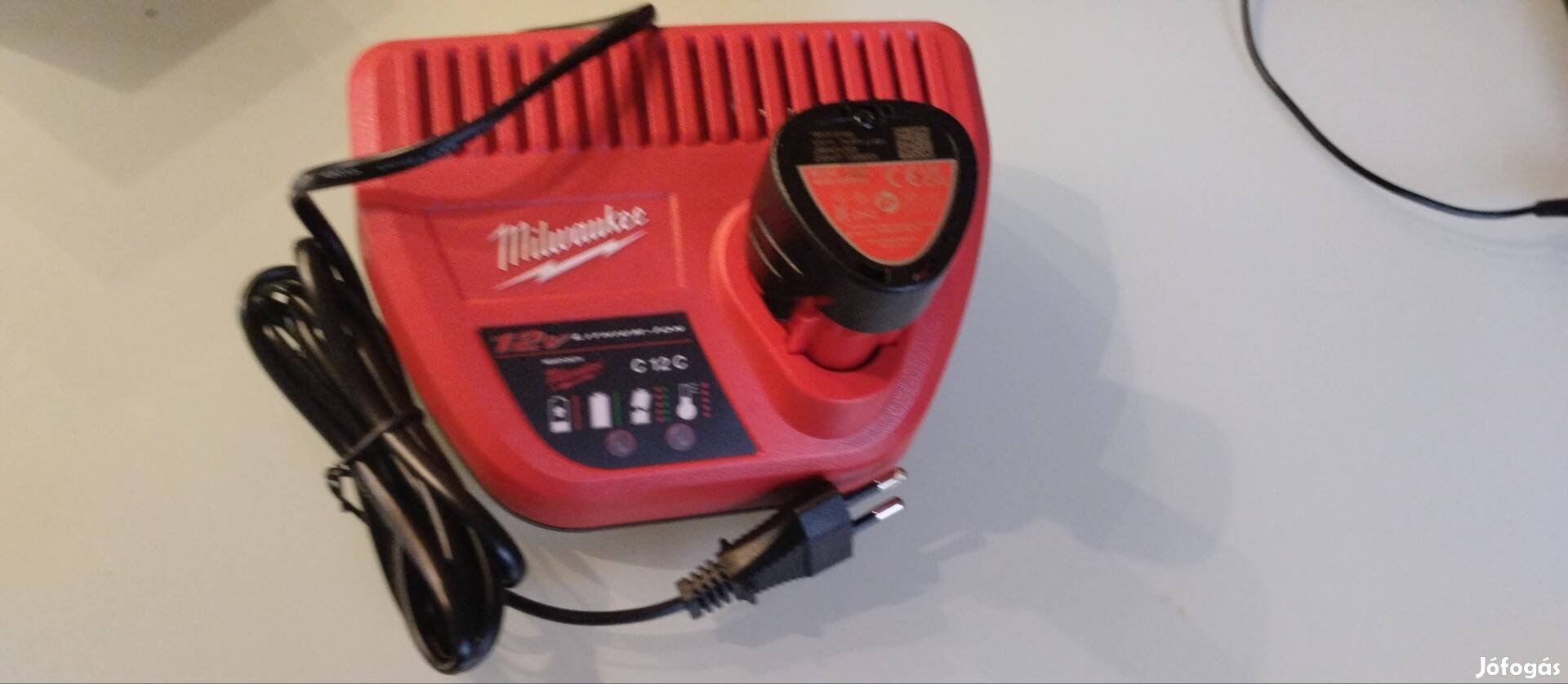 Milwaukee M12 töltő akkumulátorral eladó . 