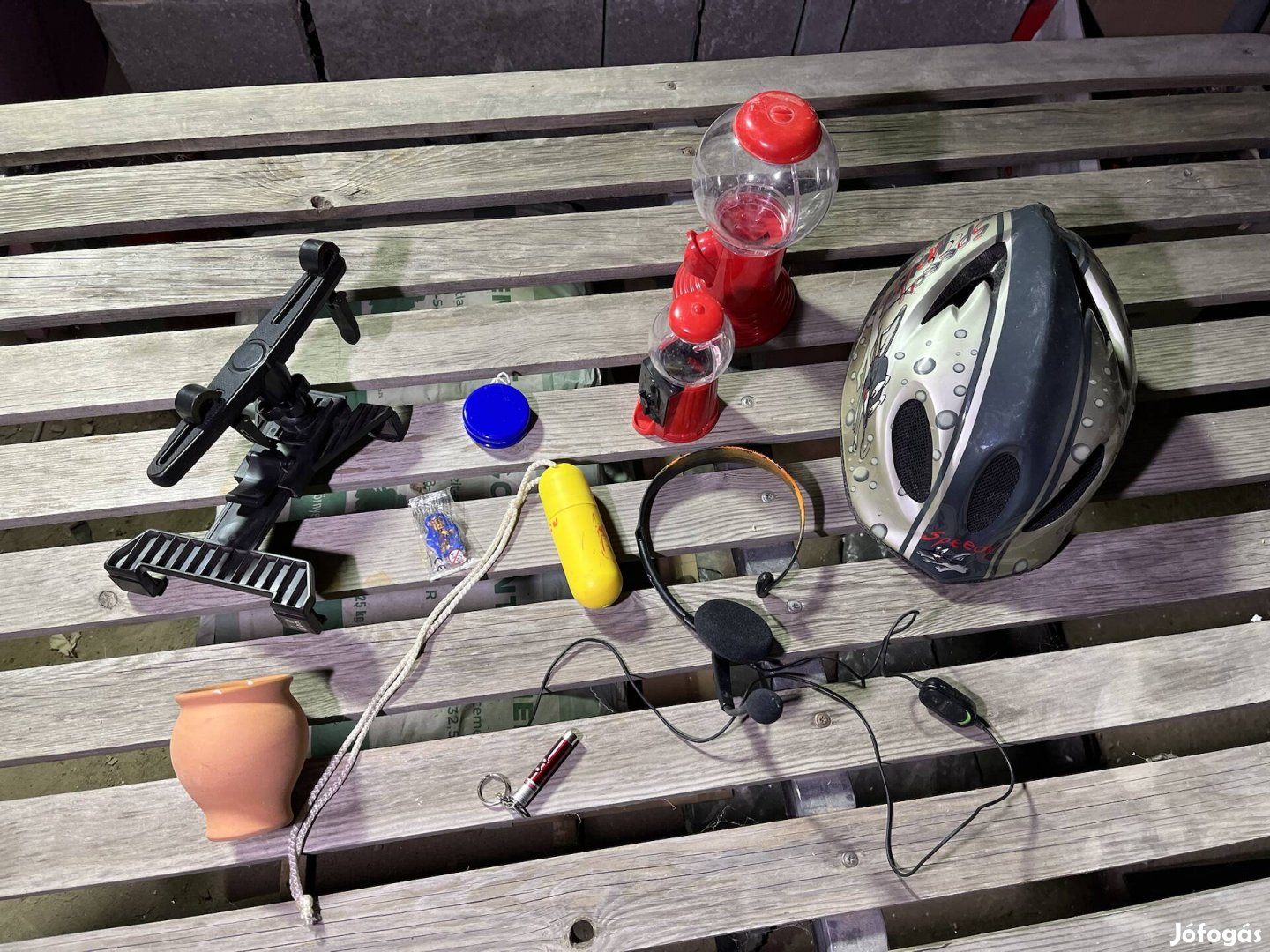 Minden? tablet tartó, bukó sisak, stb