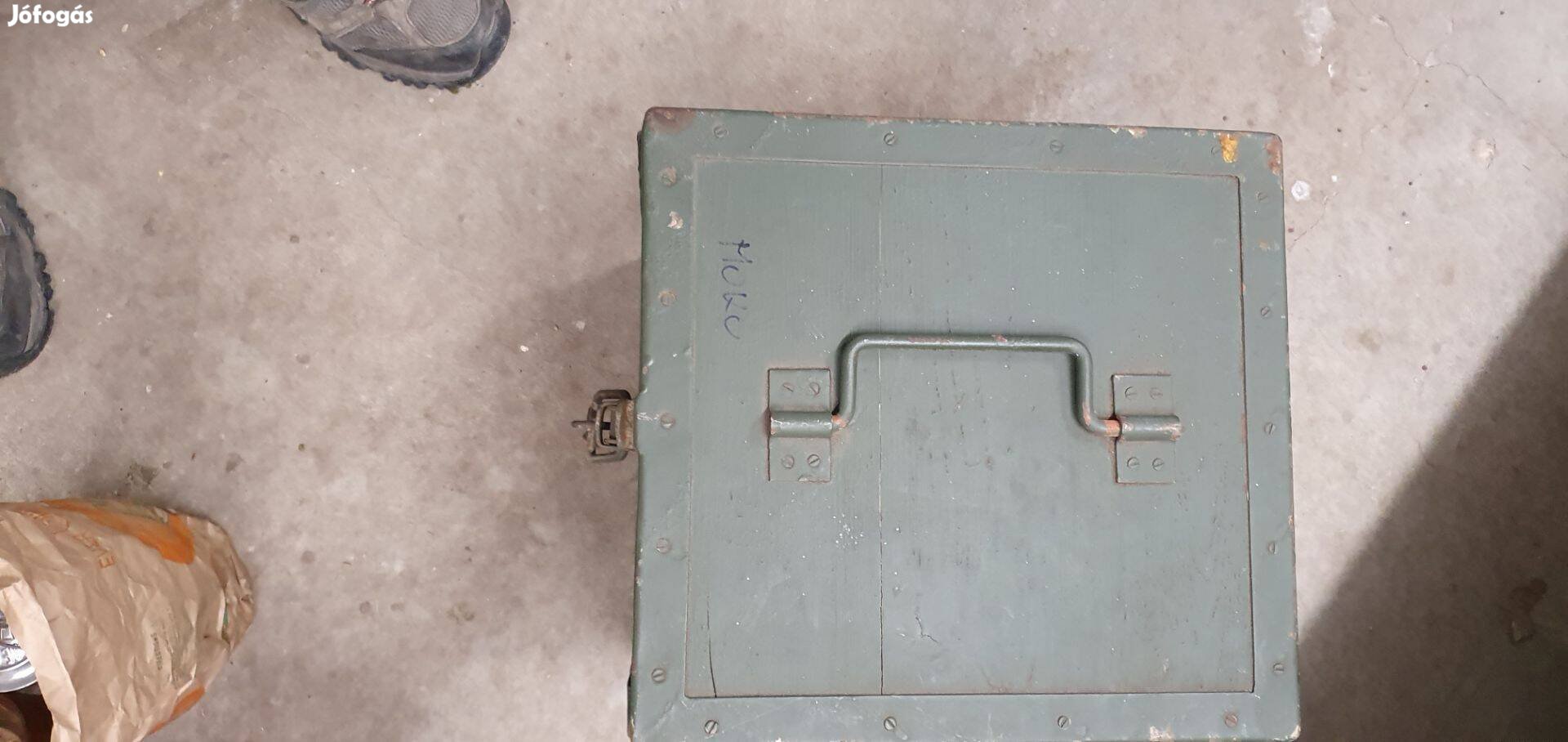 Minden élén vasalt zárható katonaláda nagyon erős