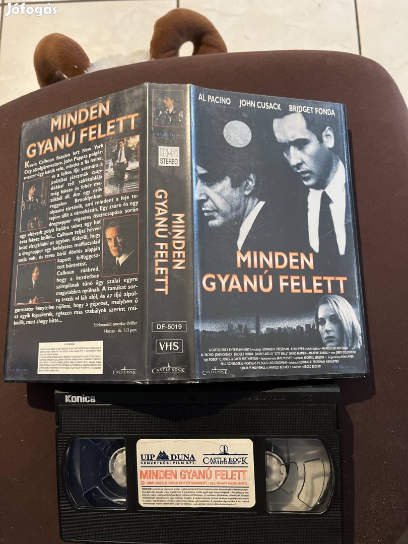 Minden gyanú felett thriller vhs