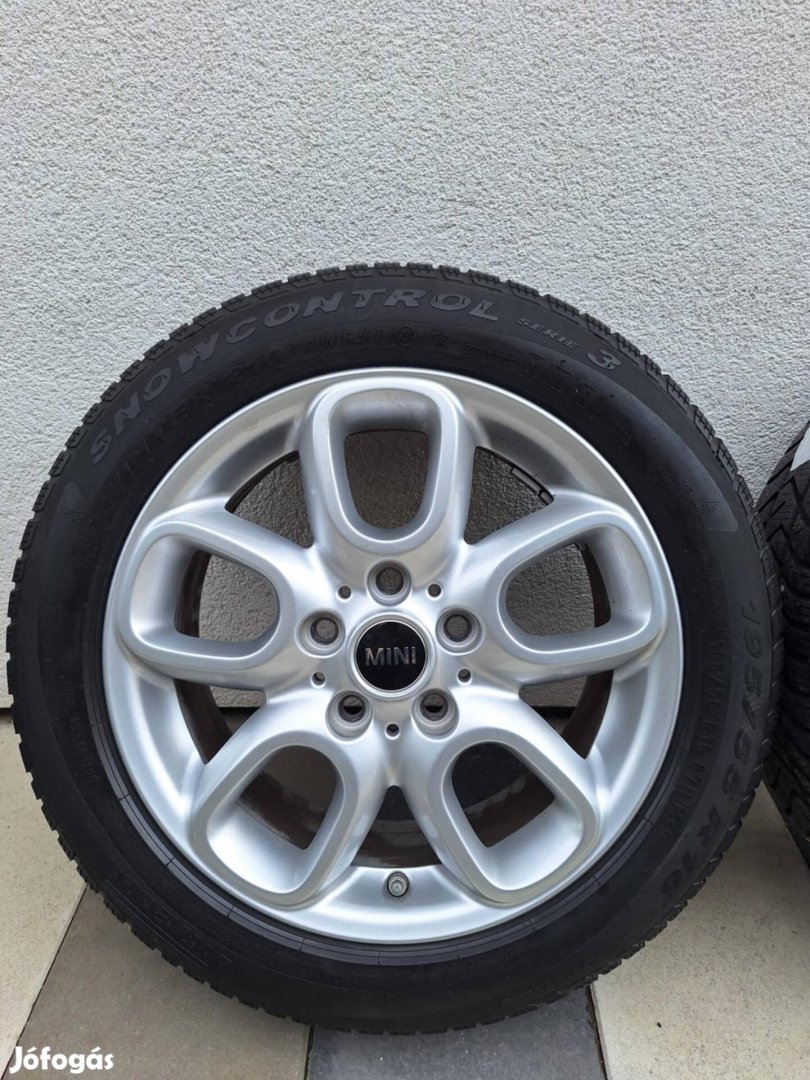 Mini gyári 16 colos felni téligumikkal és nyomásszenzorokkal