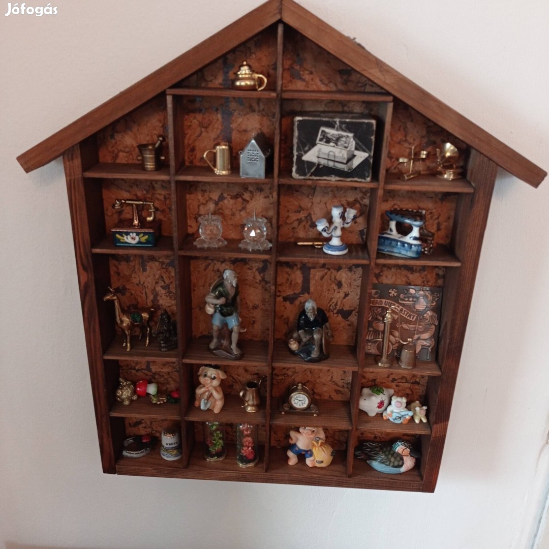 Miniatűr díszek tartó házikóval