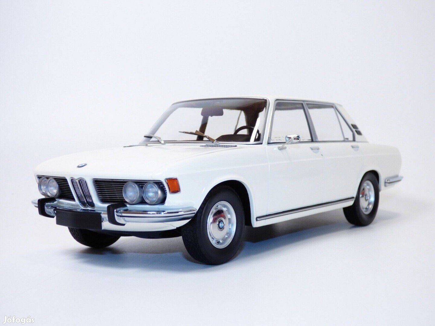 Minichamps 1:18 BMW 2500 Fehér 1968 Dobotában 1/18