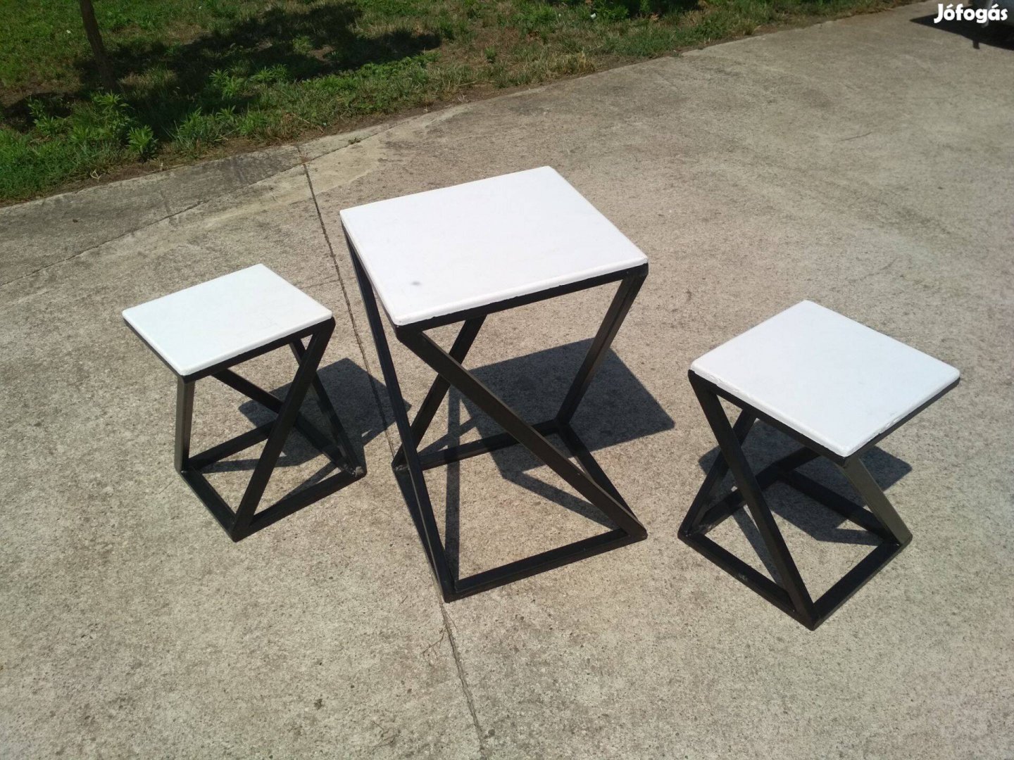 Minimal Design Beton kisasztal és 2db szék erkélyre, teraszra