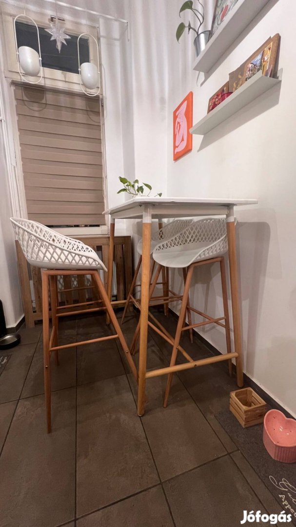 Minimalista bárasztal székekkel