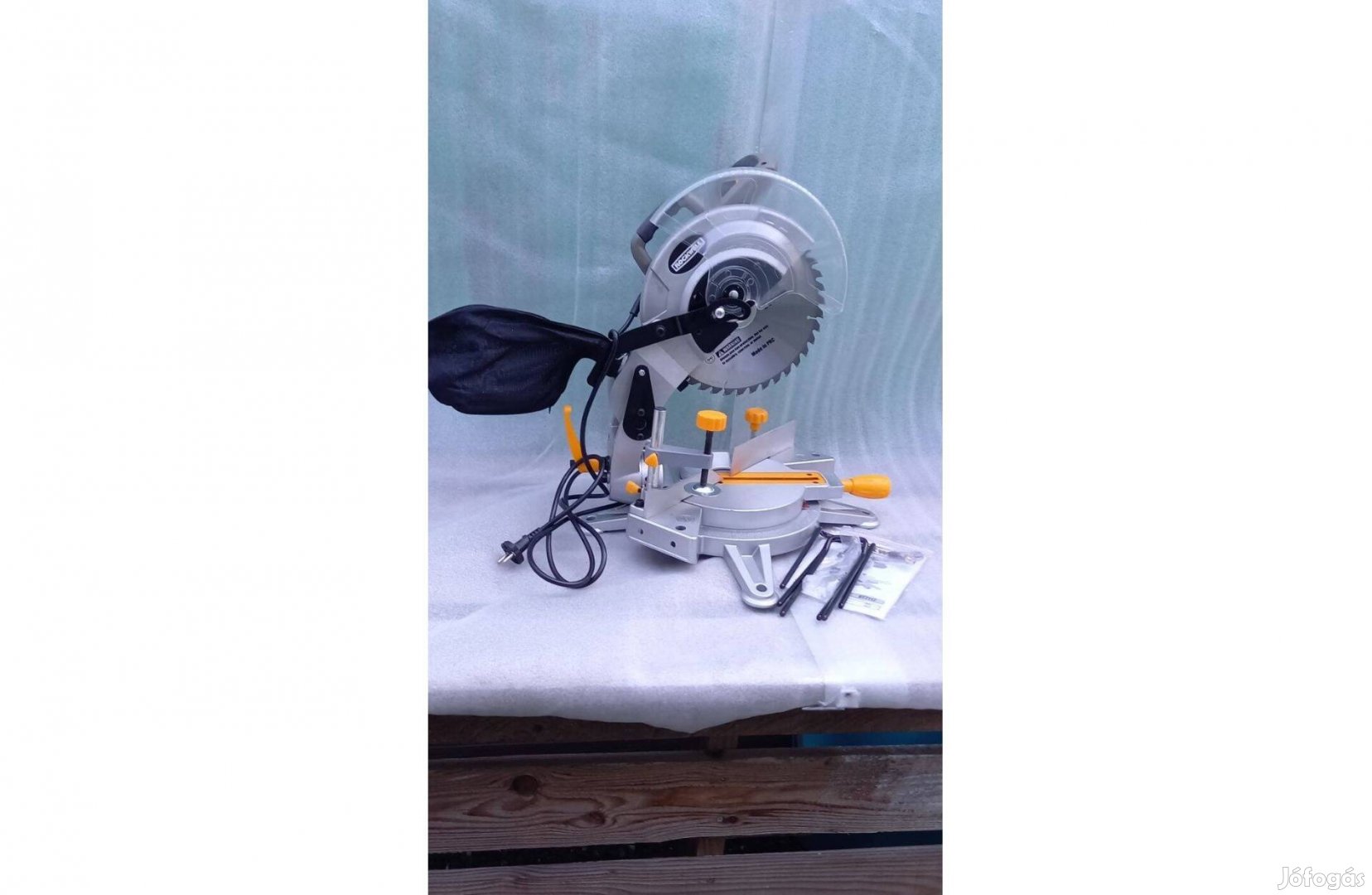 Minőségi, gérvágó fűrész 2000W motor teljesítménnyel, 255mm pengeméret