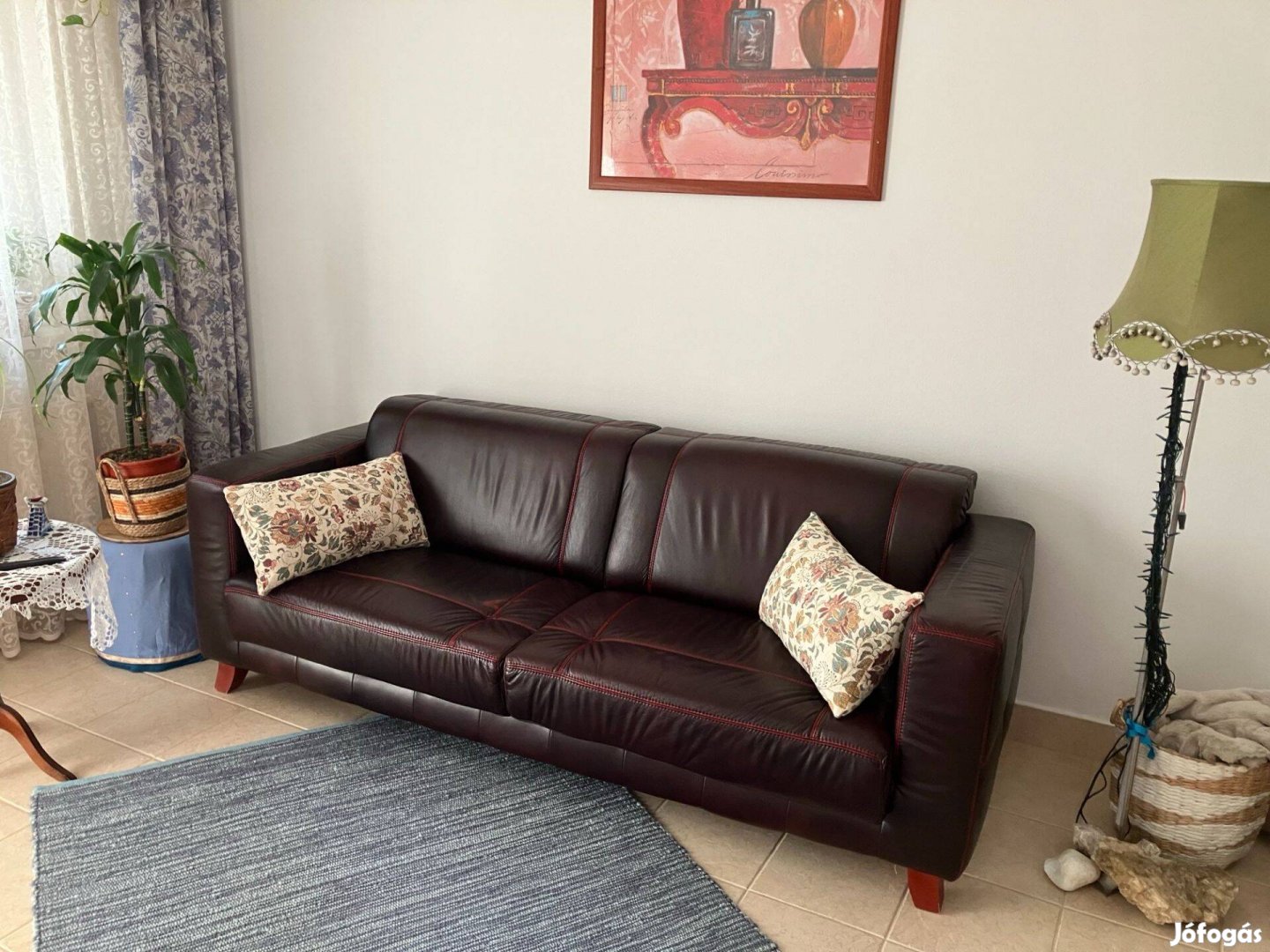 Minőségi antik burgundi bőr ülőgarnitúra fotellel megkímélt