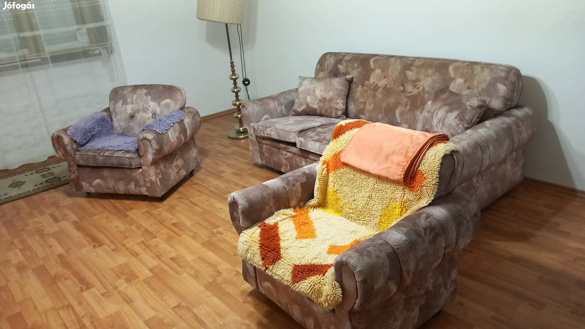 Mintás kanapé 2 fotellel.