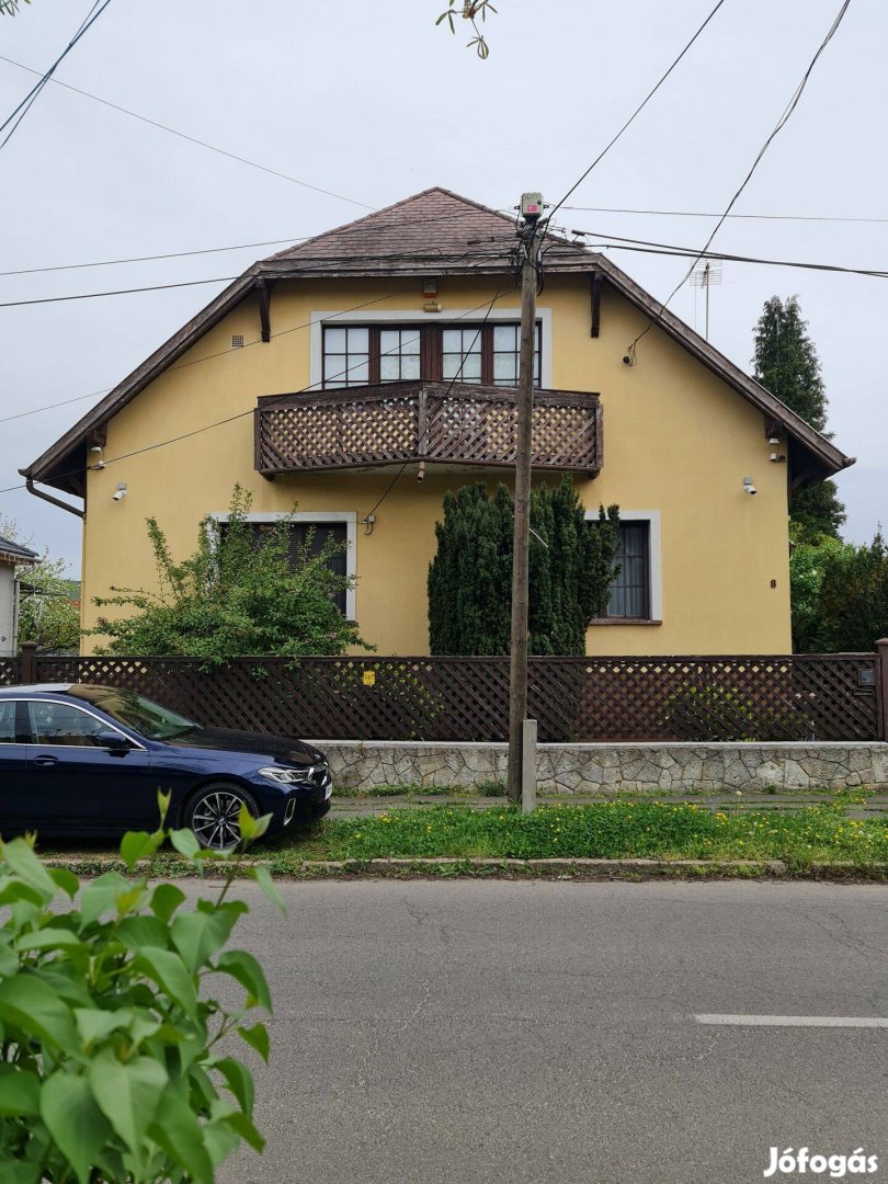 Miskolc-Belvárosban 240 nm-es családi ház