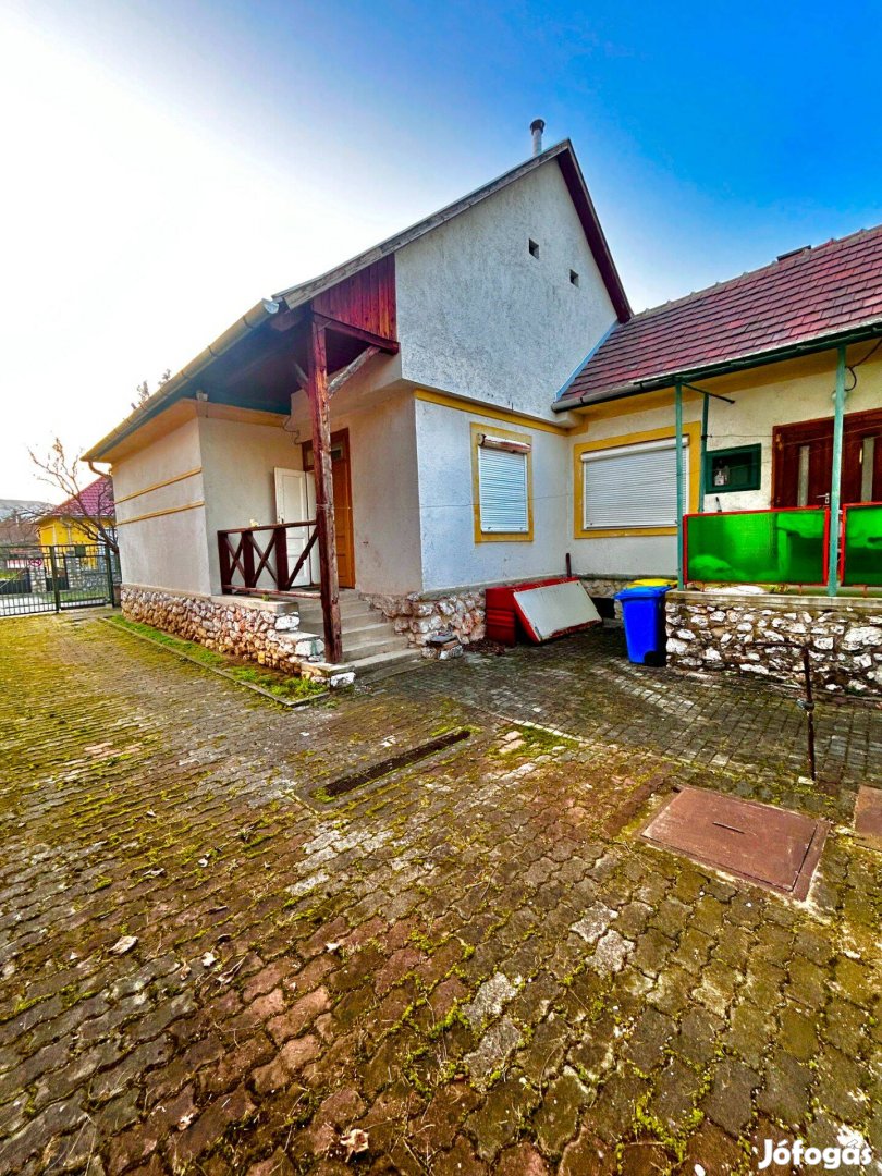 Miskolc Diósgyőri vár közelében eladó családi otthon