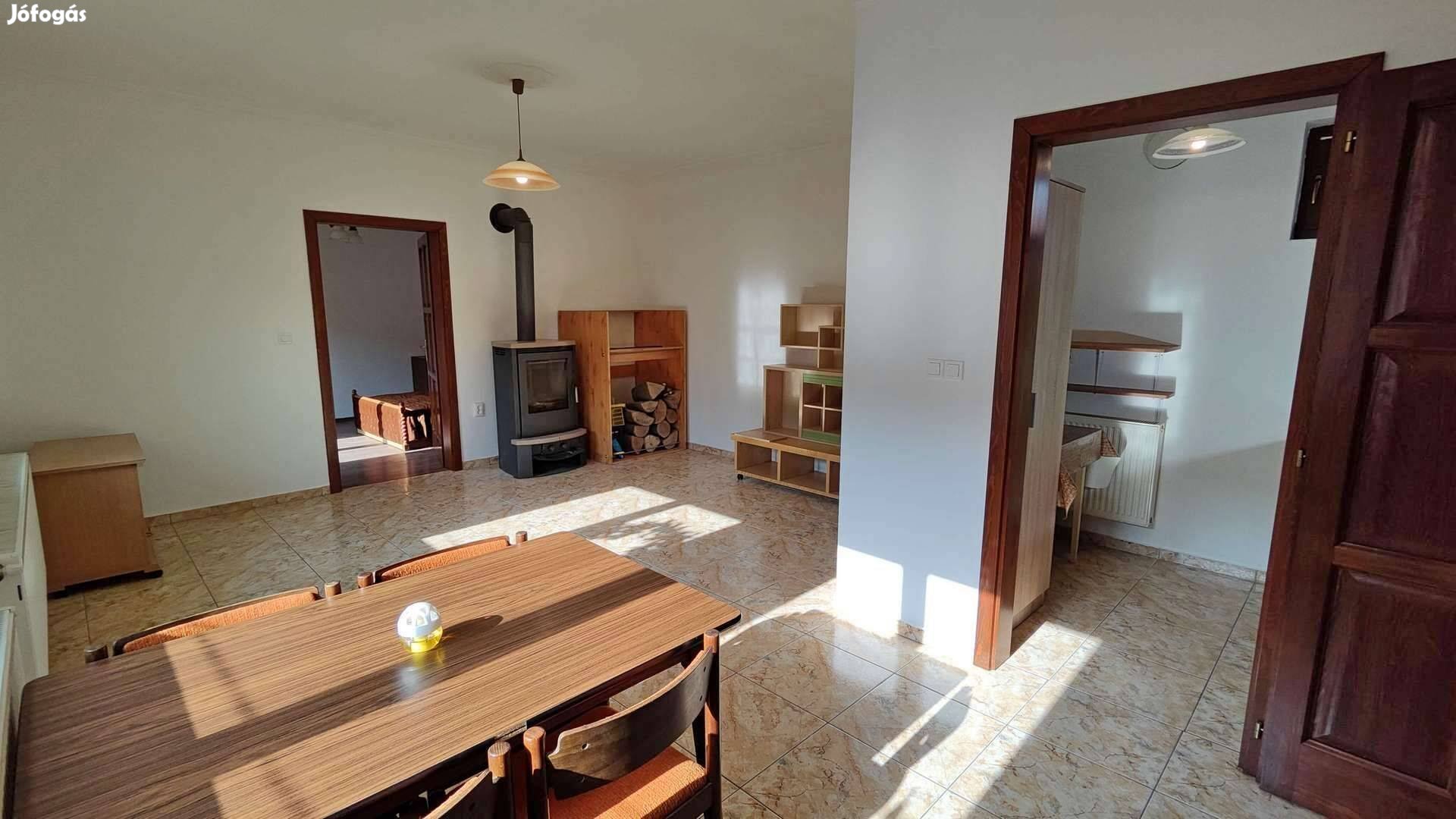 Miskolc-Szirmán újszerű 2 szoba+nappalis családi ház 2 garázzsal eladó