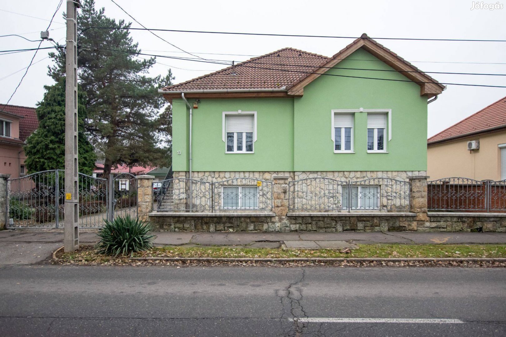 Miskolc belvárosában felújított polgári családi ház eladó!