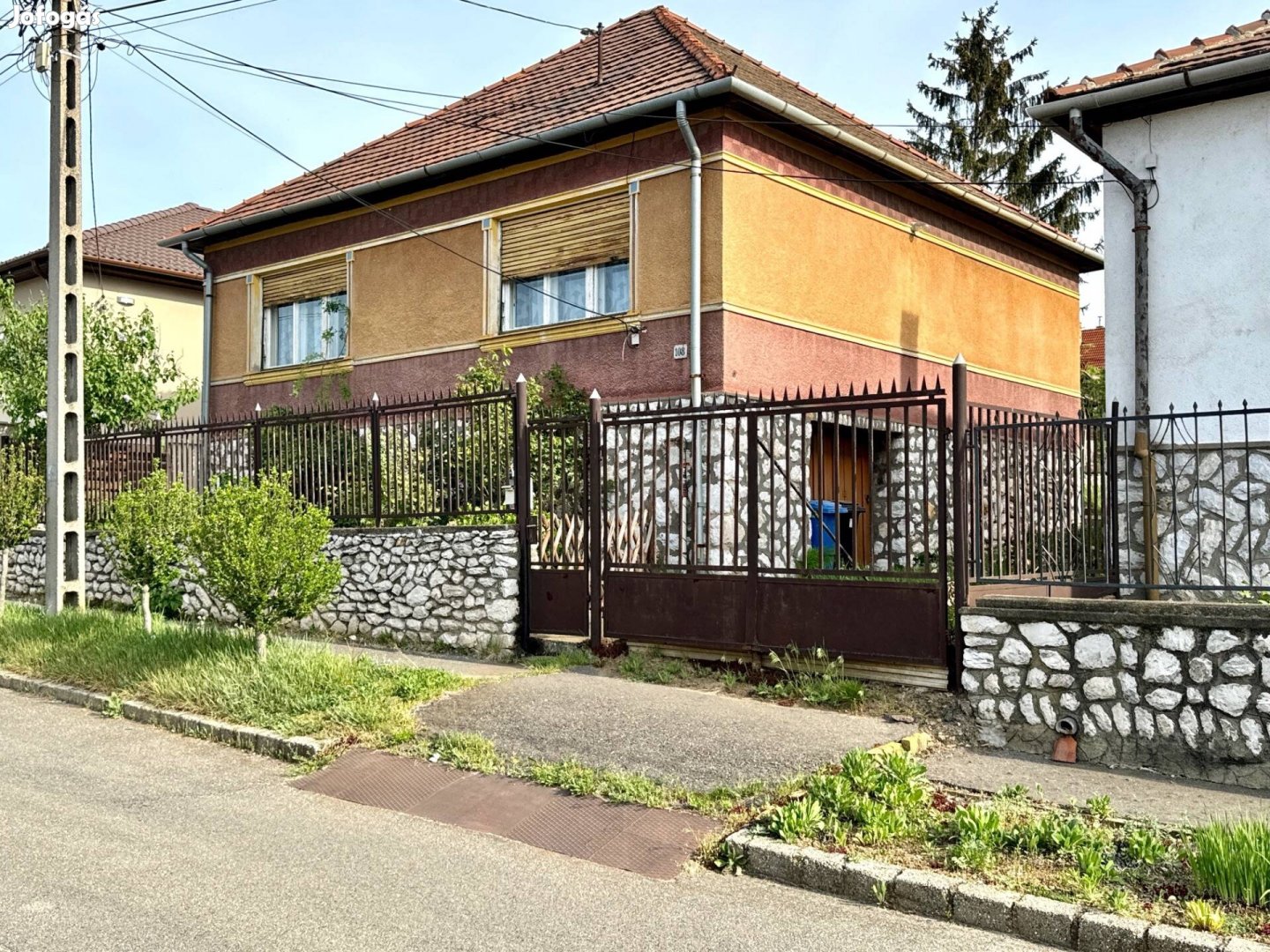 Miskolcon, a Szent László utcában bruttó 100 m2-es családi ház eladó!