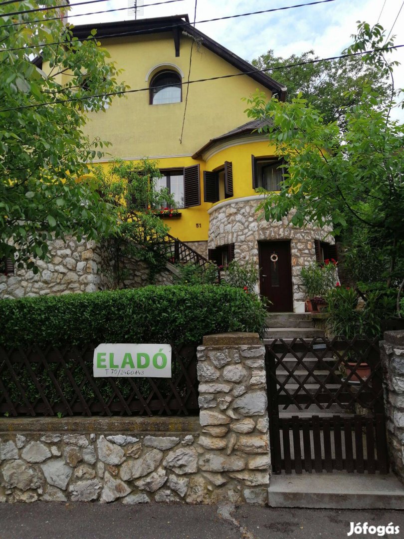 Miskolctapolcán három szintes családház eladó
