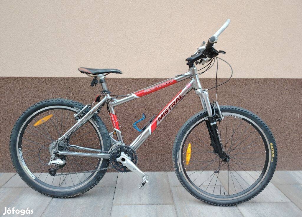 Mistral, XT felszereltségű aluvázas, 26"-os MTB kerékpár