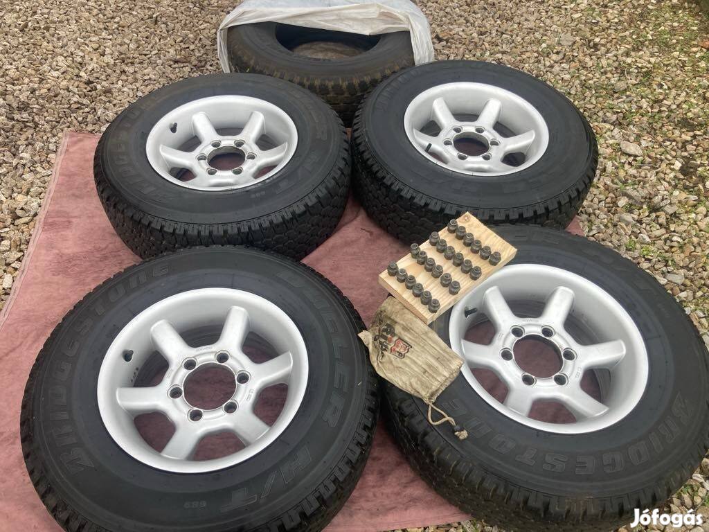Mitshubishi Pajero téli kerekek 235/75 R15 gumikkal