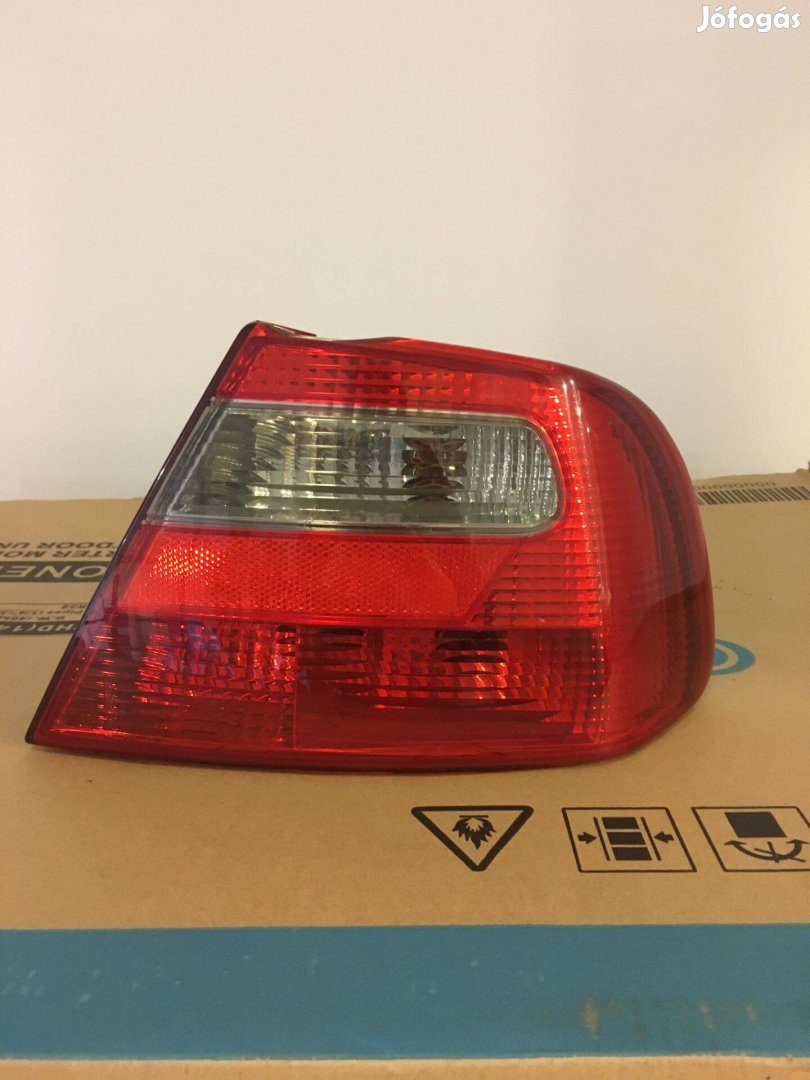Mitsubishi Carisma lámpatest négyajtós J.H