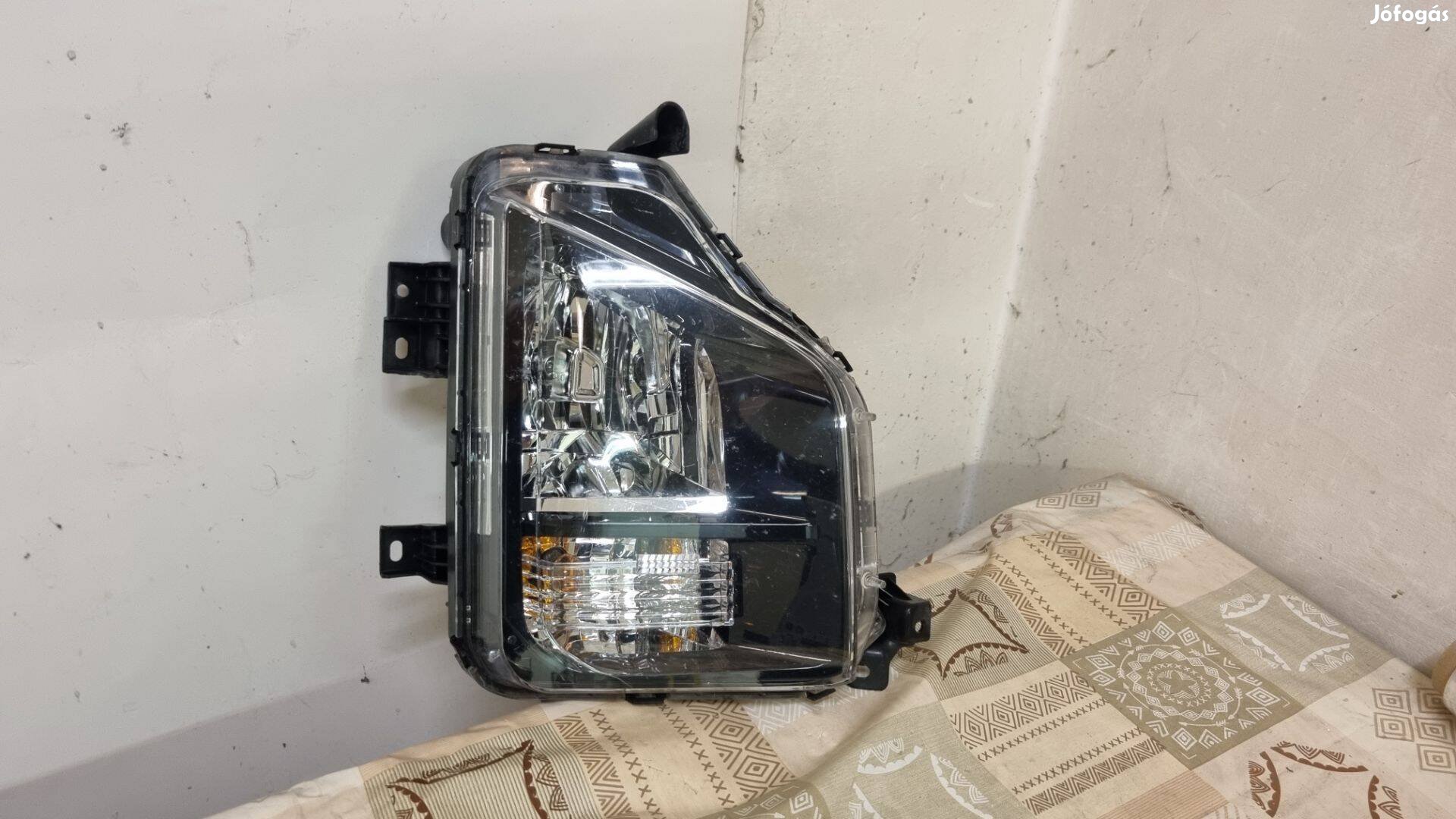 Mitsubishi L200 2019- Bal első ködlámpa 8315A057