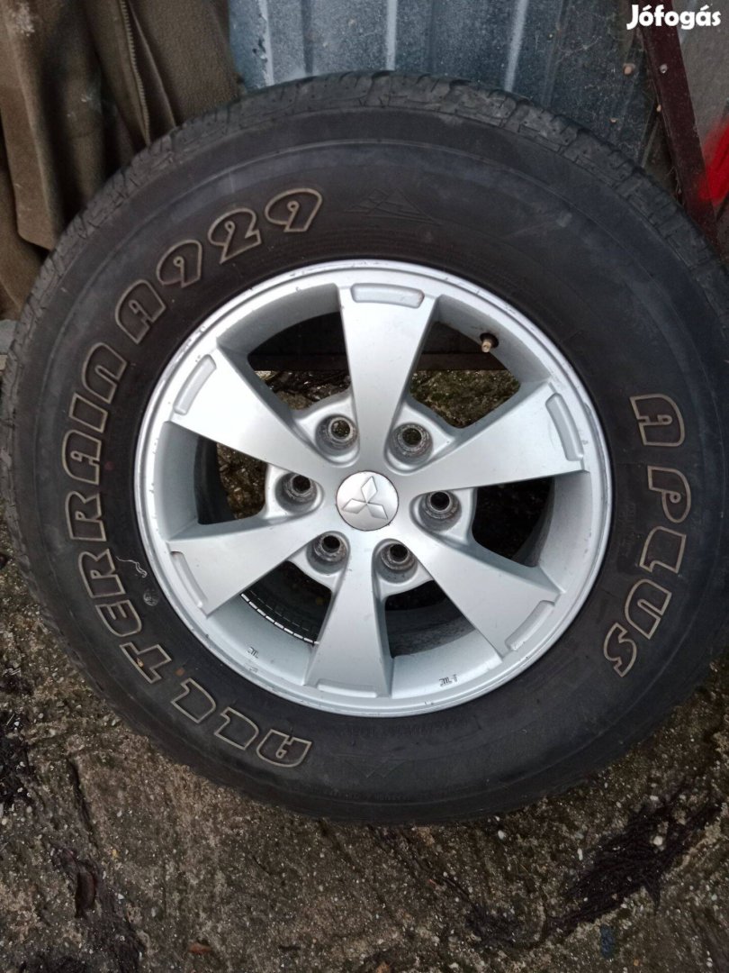 Mitsubishi L200 alufelni fiatal 245/70R16 gumival