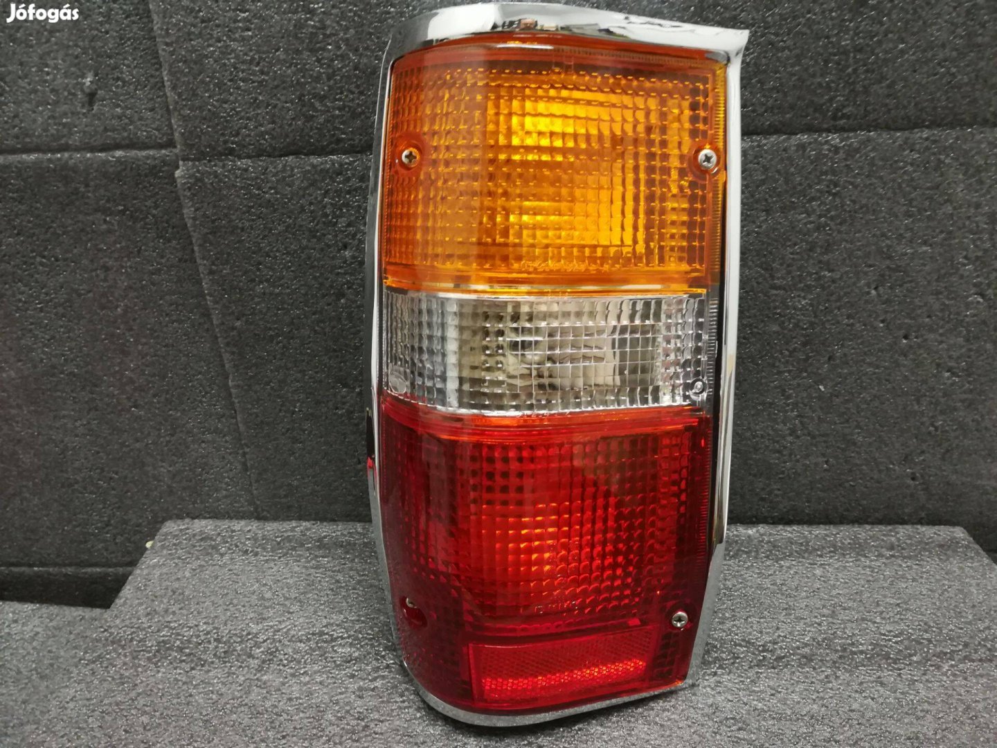 Mitsubishi L200 hátsólámpa bal 1987 -> 1995 króm kerettel