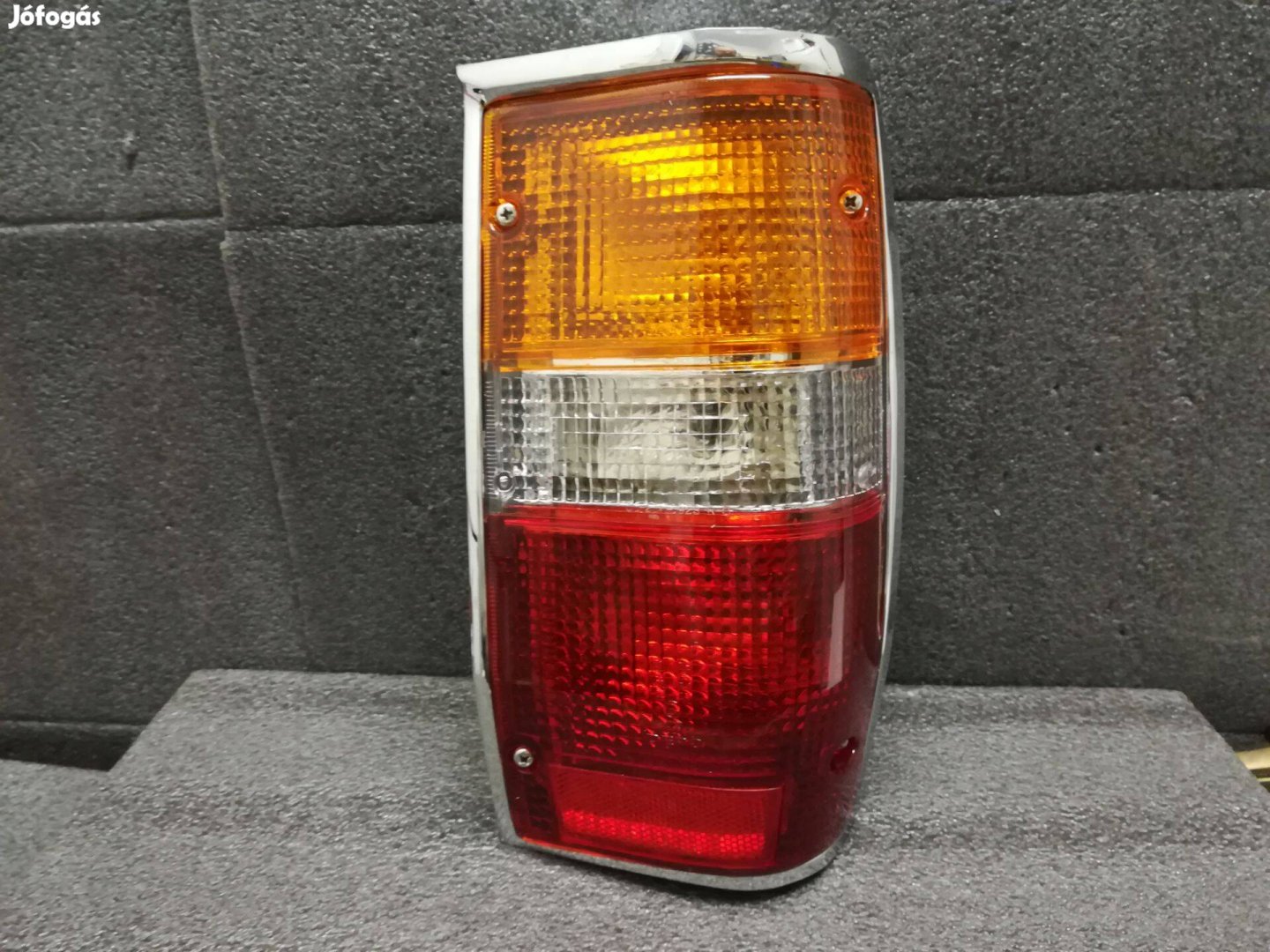 Mitsubishi L200 hátsólámpa jobb 1987 -> 1995 króm kerettel