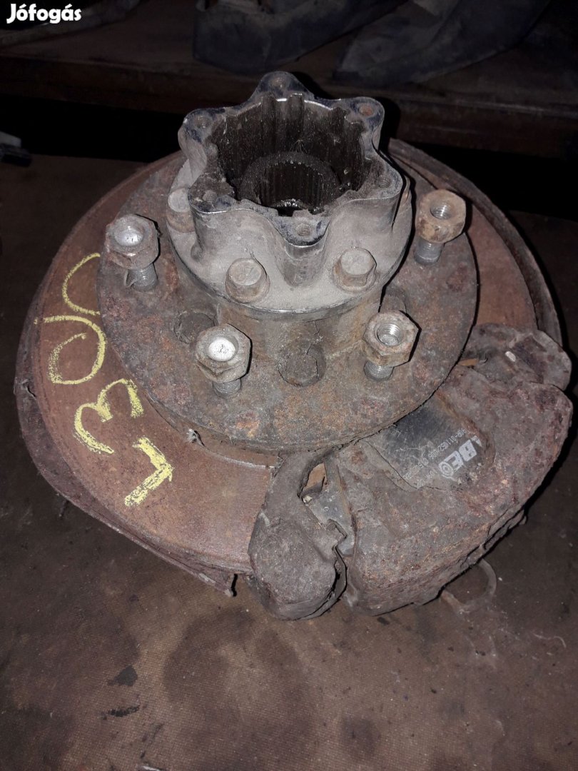 Mitsubishi L300 Bal Első Csonkállvány Kerékaggyal Féknyereg