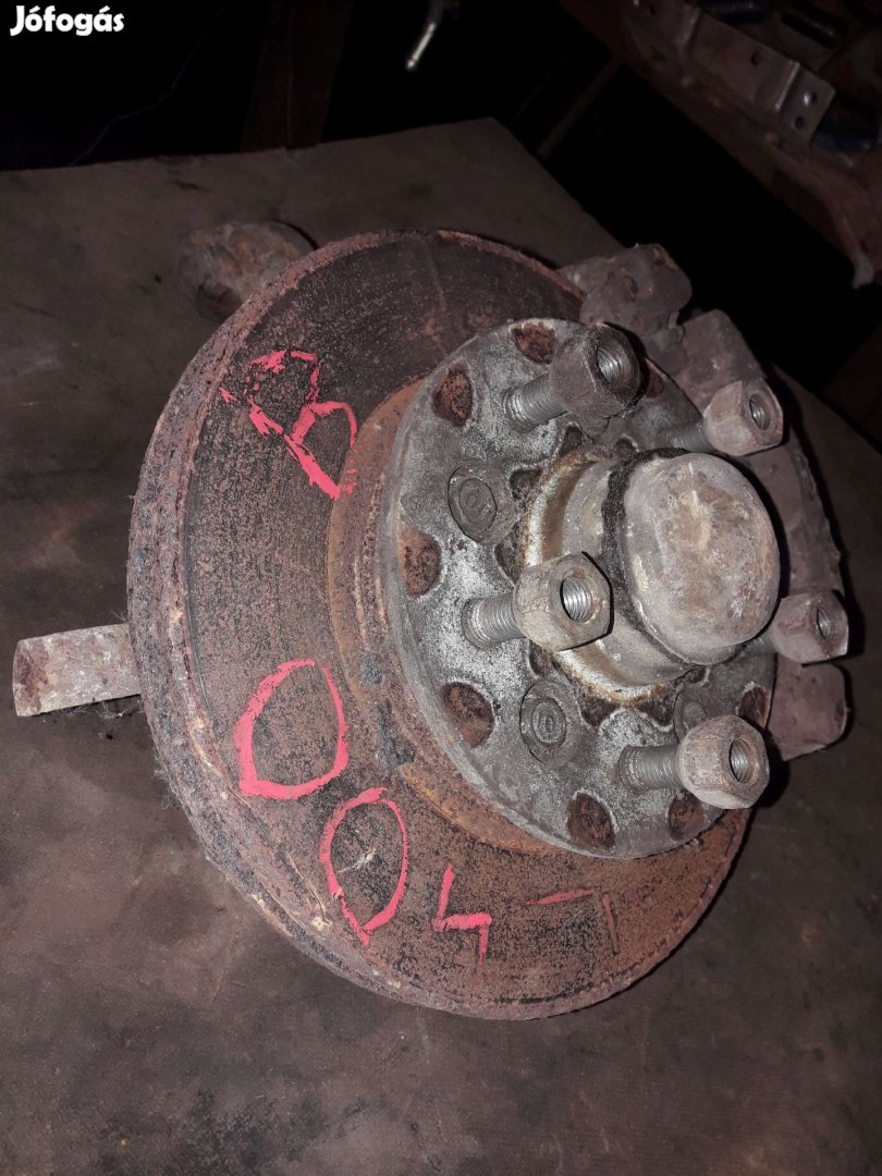 Mitsubishi L400 Bal Első Csonkállvány Kerékaggyal Féknyereg