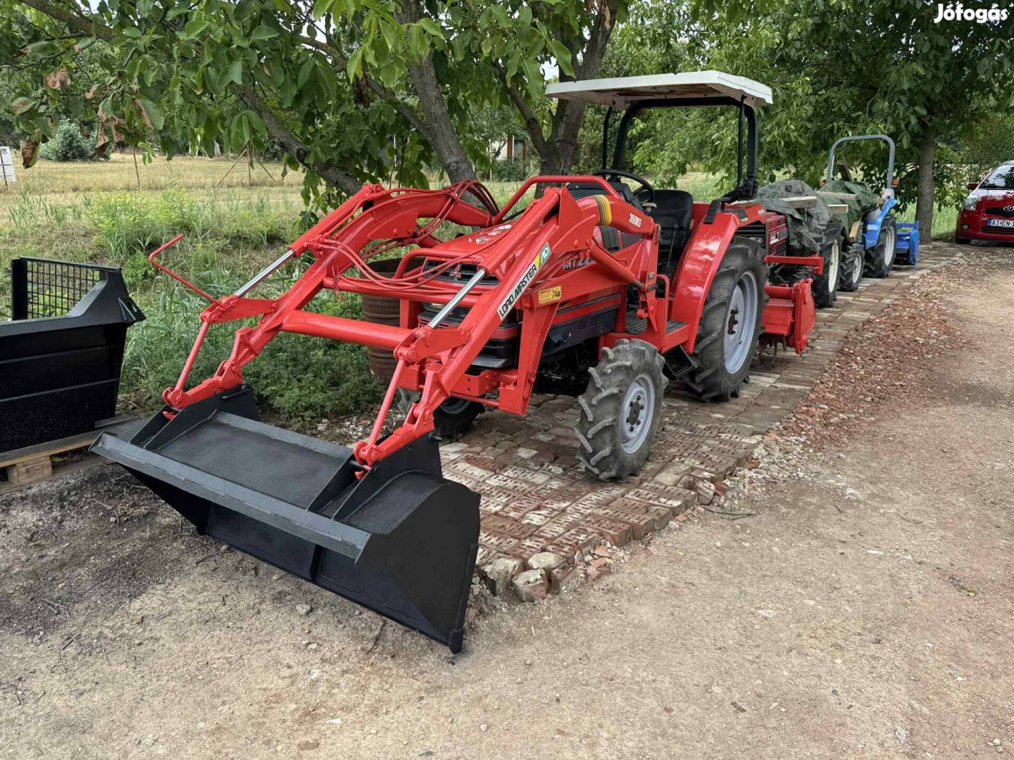 Mitsubishi MT225, homlokrakodós