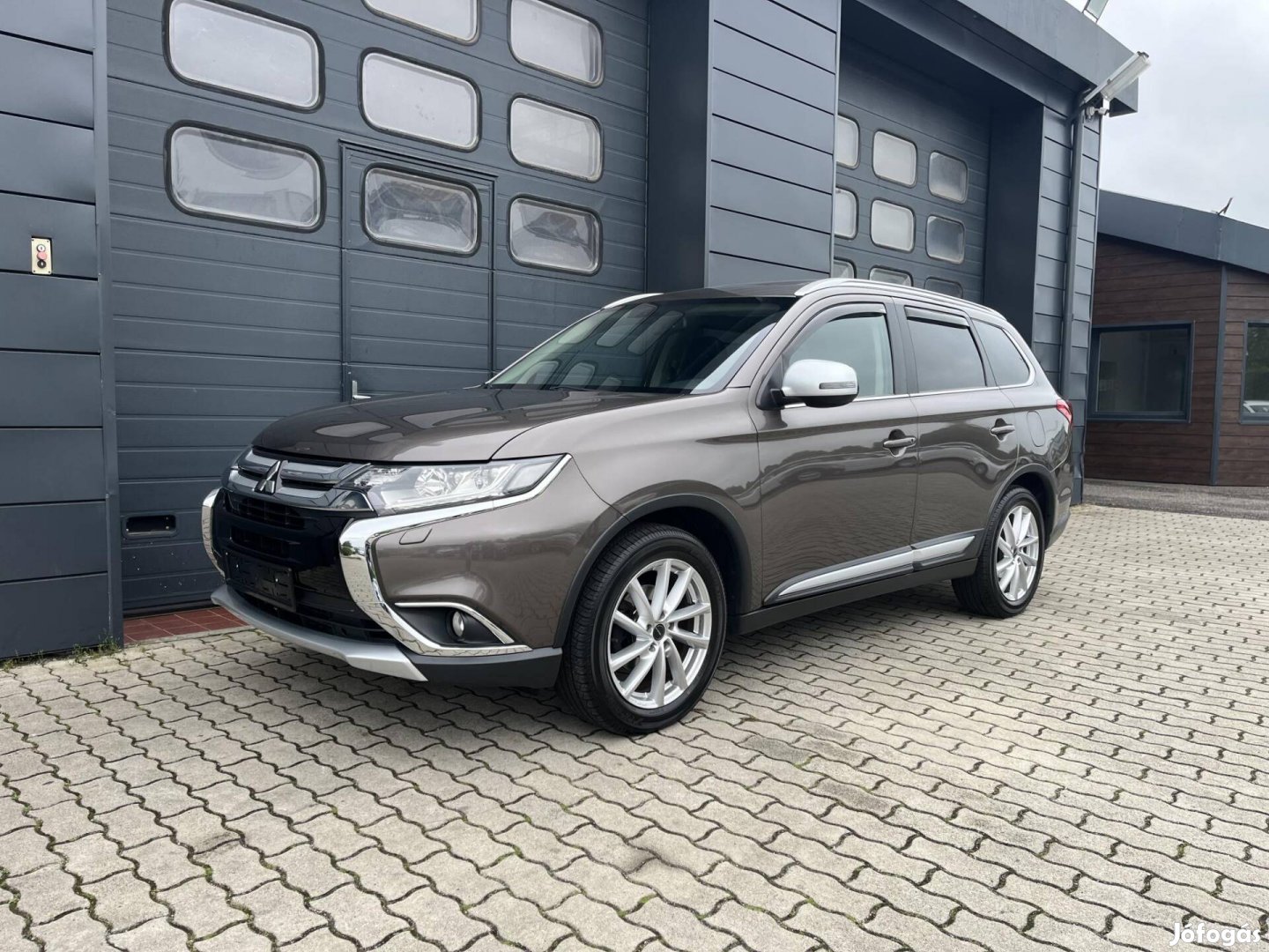 Mitsubishi Outlander 2.2 DI-D Instyle Navi 4WD...